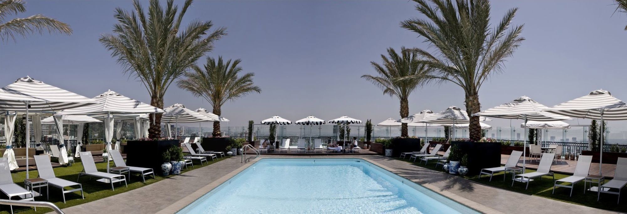 The London West Hollywood At Beverly Hills מראה חיצוני תמונה The rooftop pool at the Standard
