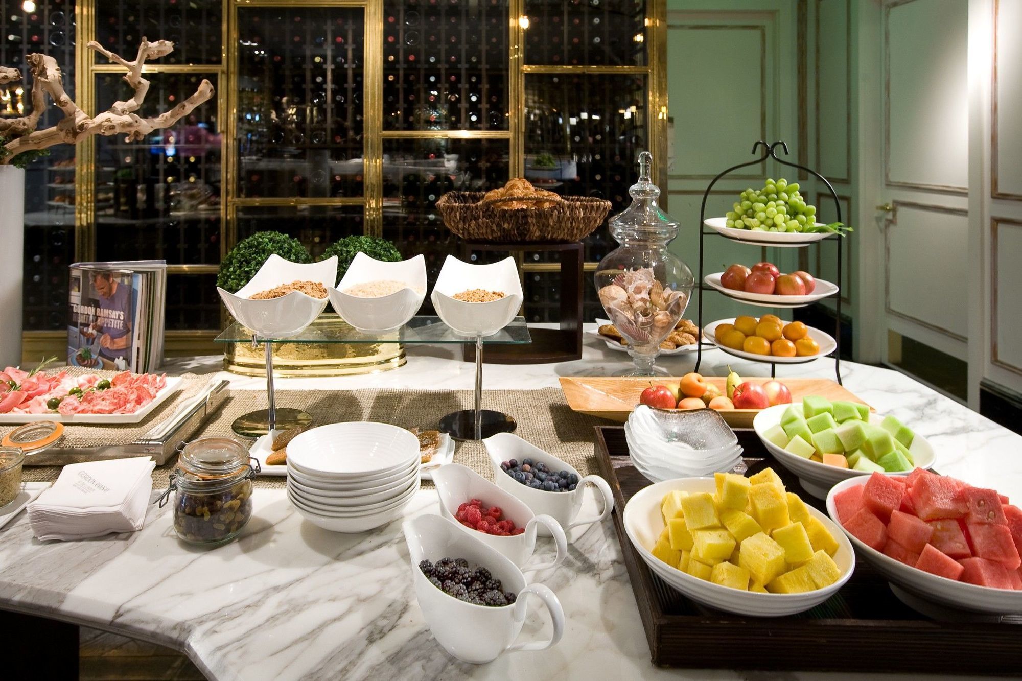 The London West Hollywood At Beverly Hills מסעדה תמונה A fruit buffet