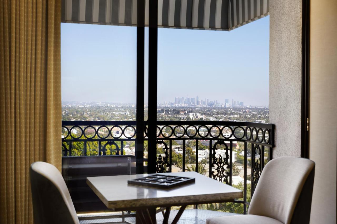 The London West Hollywood At Beverly Hills מראה חיצוני תמונה A view of the Los Angeles skyline from a suite at the Beverly Hilton