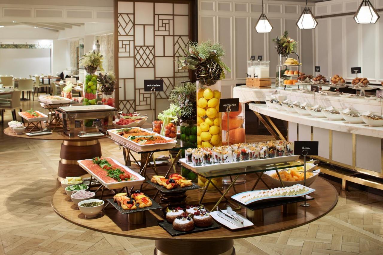 The London West Hollywood At Beverly Hills מראה חיצוני תמונה A buffet at a hotel
