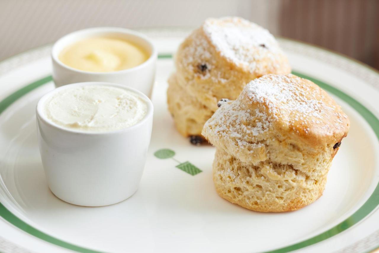 The London West Hollywood At Beverly Hills מראה חיצוני תמונה Scones with clotted cream and jam