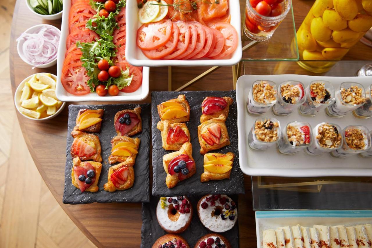 The London West Hollywood At Beverly Hills מראה חיצוני תמונה A buffet of food
